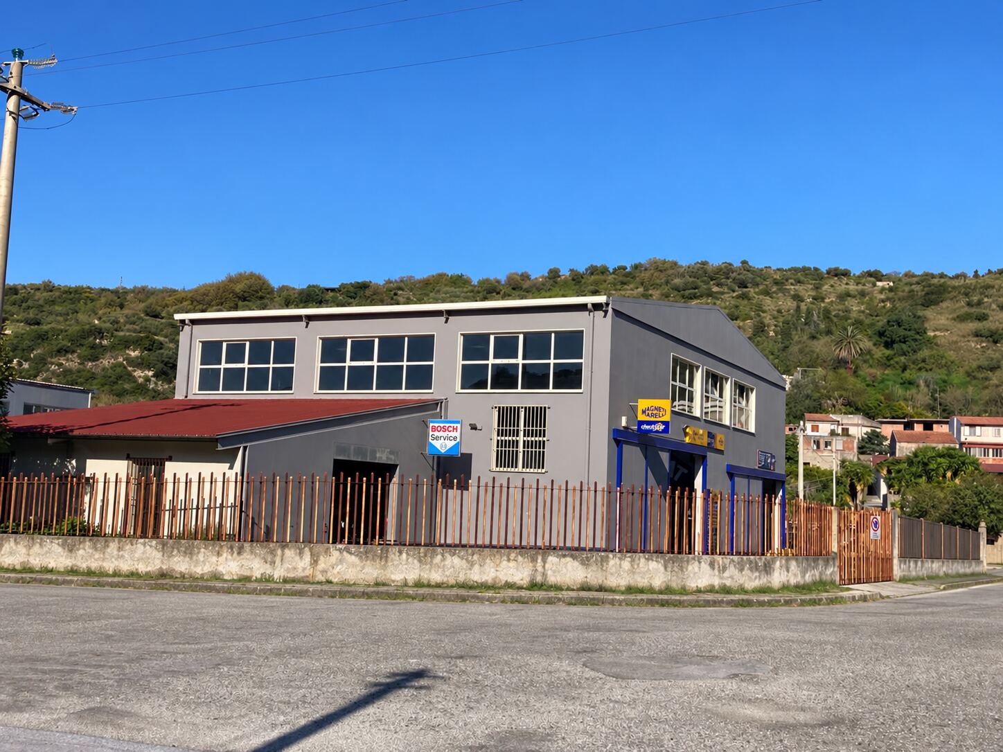 Vista esterna dell’officina Saccà e Pisa a Saponara, tra le colline messinesi